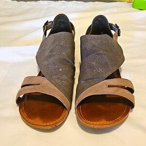 Excellent condition, not rated metallic sandals